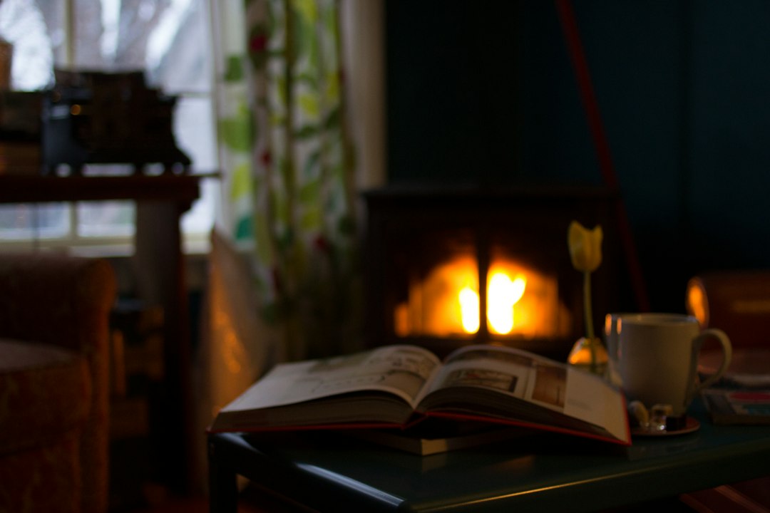 Sfeerverlichting in woonkamer met kaarsen en lampjes. Sfeerverlichting in woonkamer met kaarsen en lampjes.
